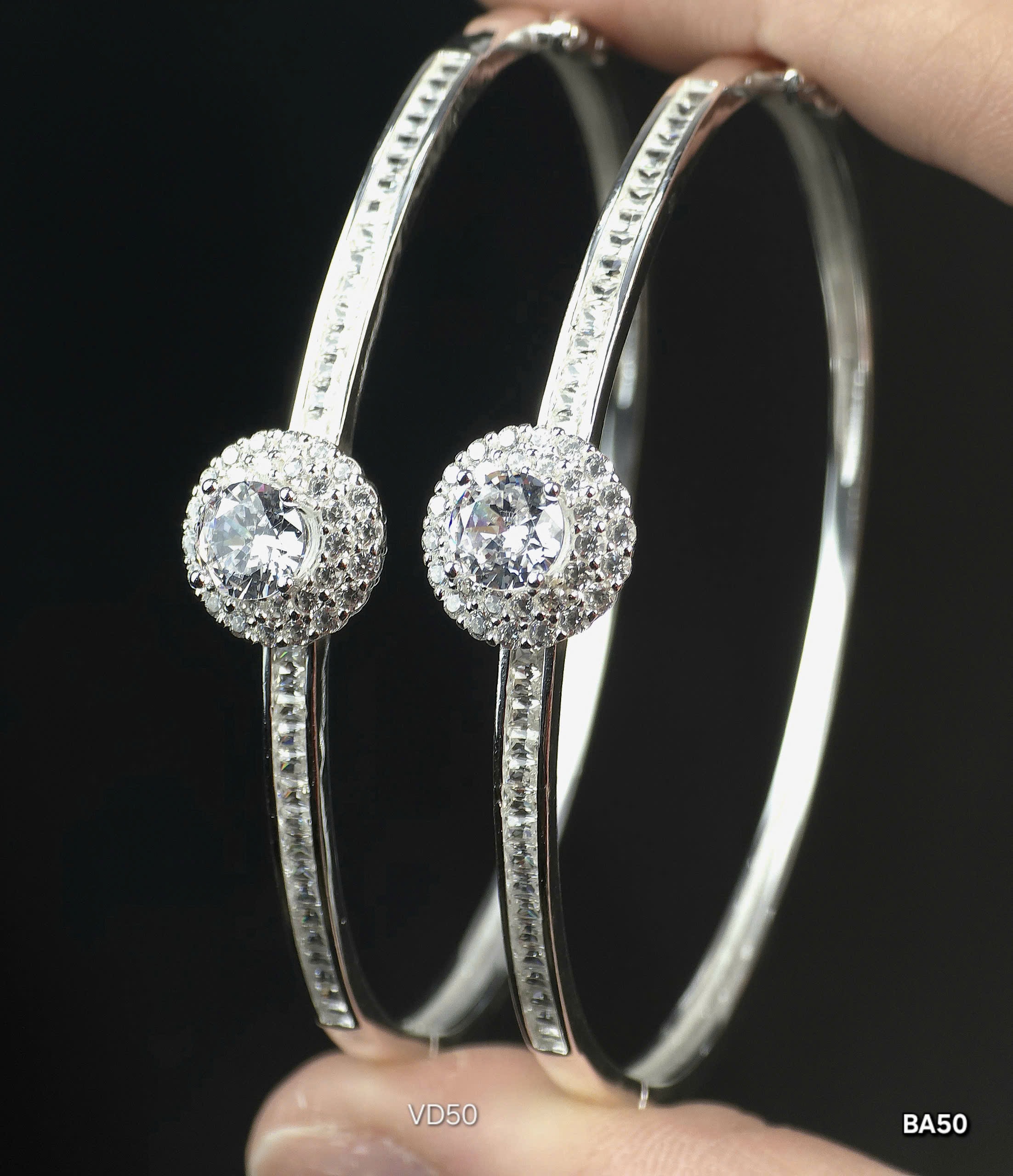 Vòng Tay Bạc Sang Trọng